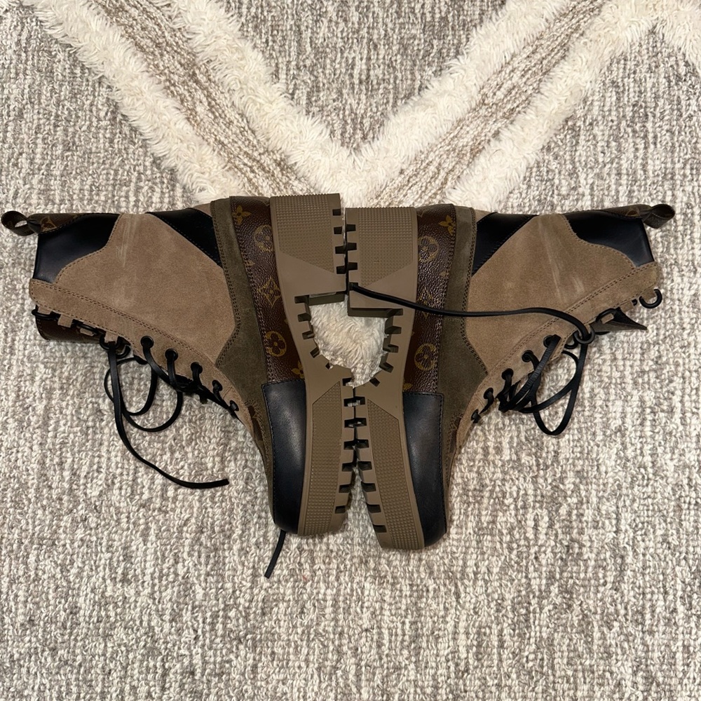 LOUIS VUITTON
Suede Calfskin Monogram Laureate Platform Desert Boots 39 Taupe - Picture 4 of 7
